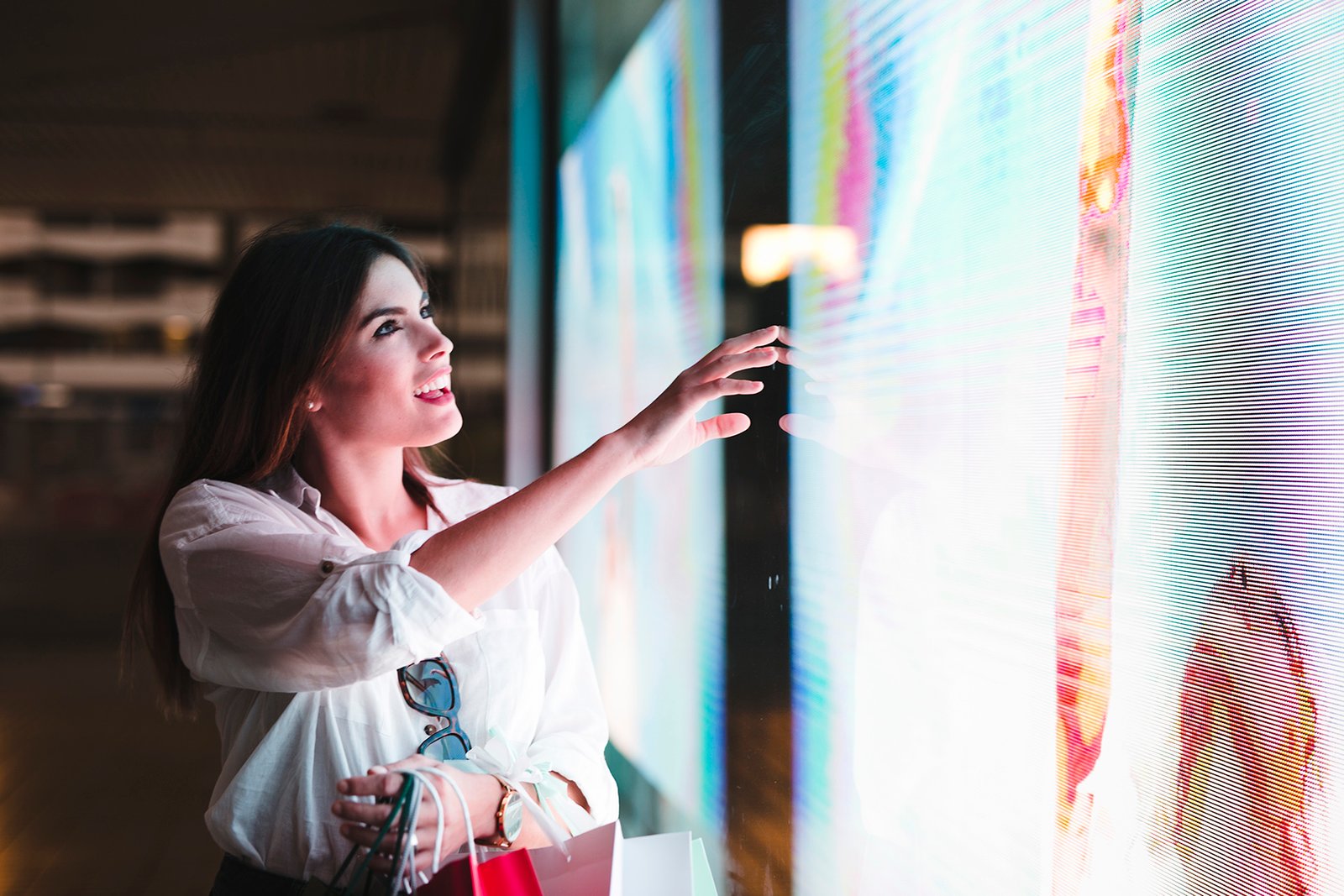 Pessoa observando painel de LED